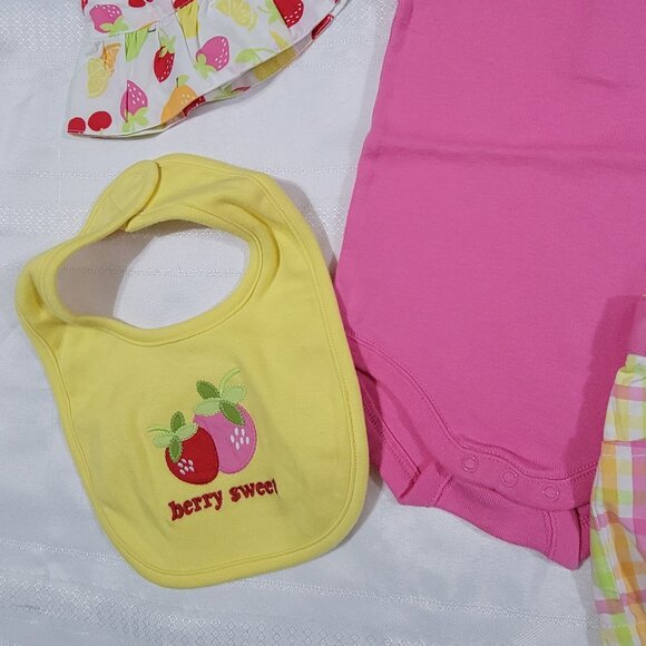 Gymboree Berry Sweet NWT 3-6 month set. Bodysuit, shorts,Hat & Bib Mixed Bin Z33 - Picture 5 of 5